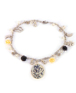 Bracciale dipinto a mano – Fiori in bianco e nero