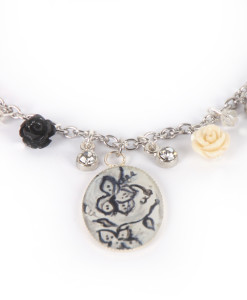 Bracciale dipinto a mano – Fiori in bianco e nero