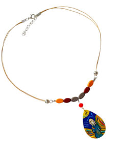 Mi Amor! Omaggio a Frida Kahlo, contrasto di forme geometriche e colori intensi, con soggetto centrale dipinto ispirato a Frida Kahlo.