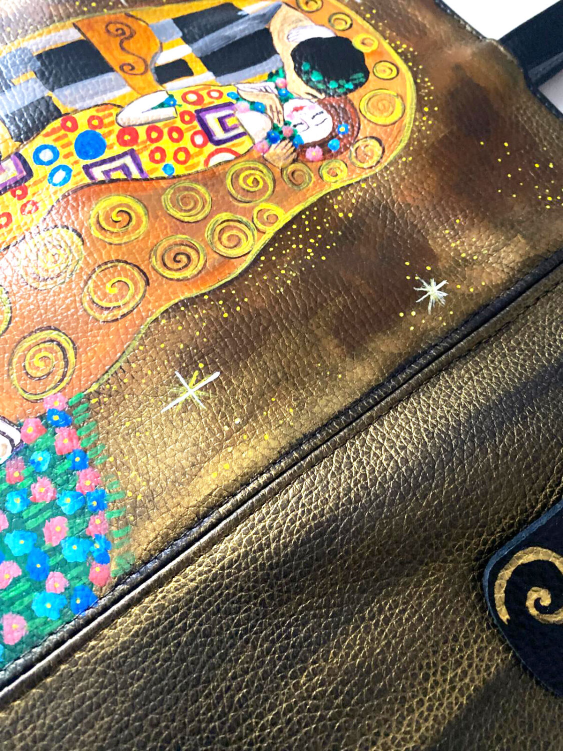 Borsa dipinta a mano – Il bacio di Gustav Klimt Borsa dipinta a mano – Il bacio di Gustav Klimt