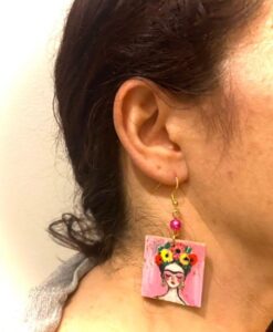 Orecchini dipinti a mano – Arte in rosa, omaggio a Frida Kahlo