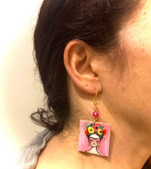 Orecchini dipinti a mano – Arte in rosa, omaggio a Frida Kahlo