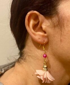 Orecchini dipinti a mano – Arte in rosa, omaggio a Frida Kahlo