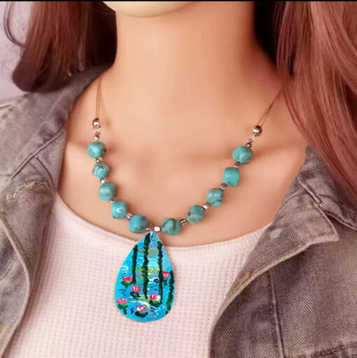 Collana dipinta a mano – Stagno di ninfee e salice di Monet