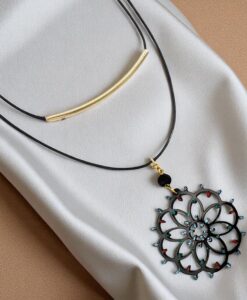 Collana dipinta a mano – Luminarie Salentine Rosone Nero Glitter