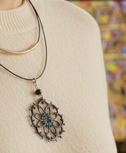 Collana dipinta a mano – Luminarie Salentine Rosone Nero Glitter