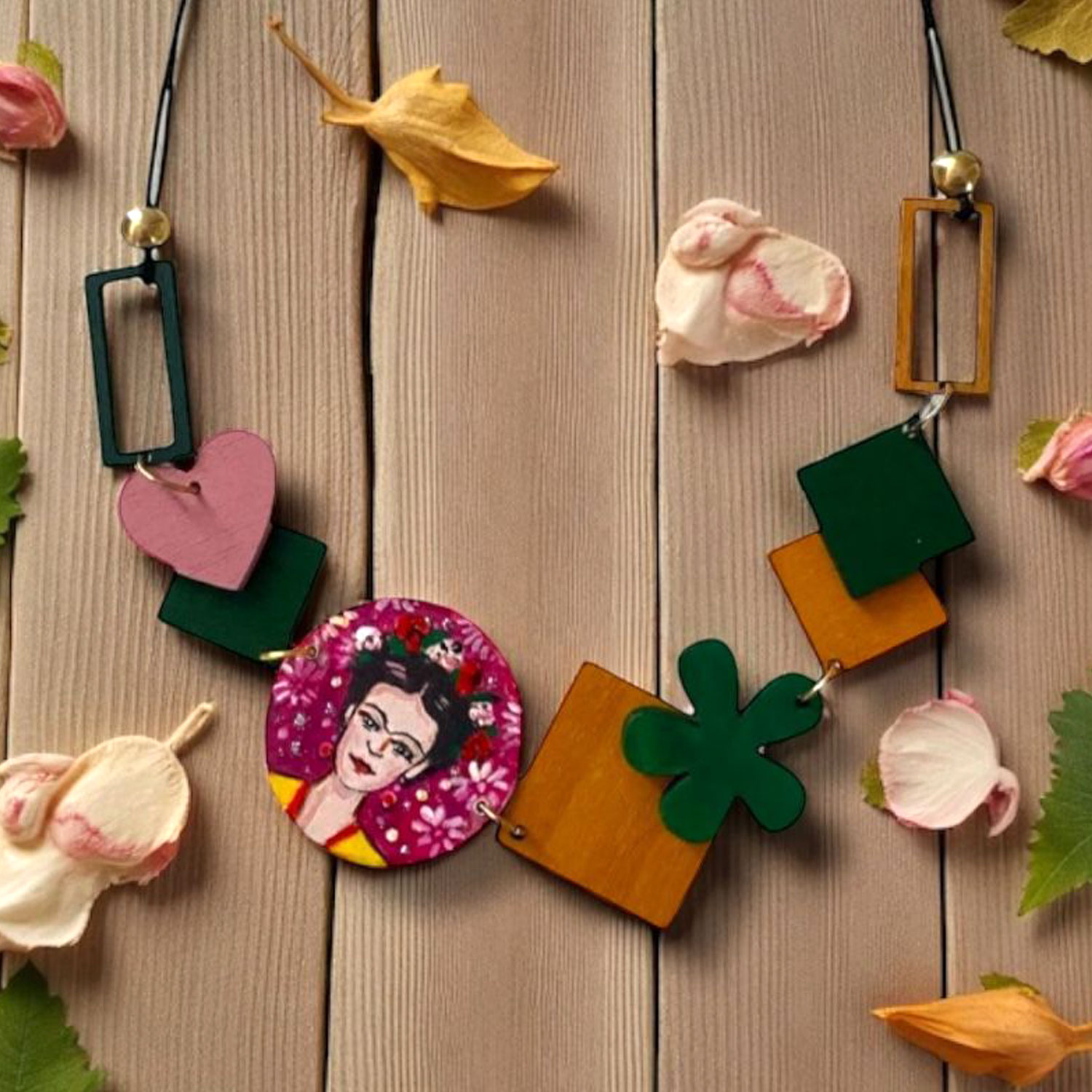 Collana dipinta a mano – Frida Kahlo e passione Collana dipinta a mano – Frida Kahlo e passione