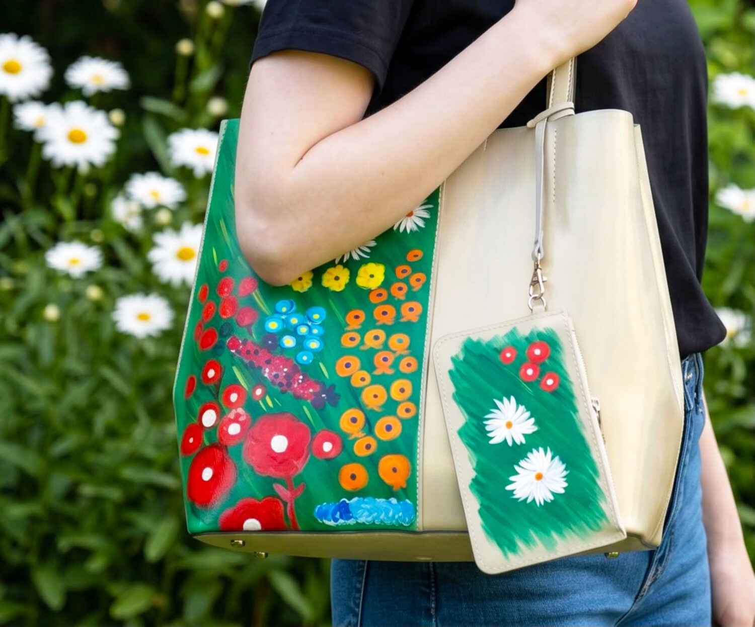 Borsa dipinta a mano - I Fiori dell'infanzia omaggio a Romina Petrini Borsa dipinta a mano - I Fiori dell'infanzia omaggio a Romina Petrini